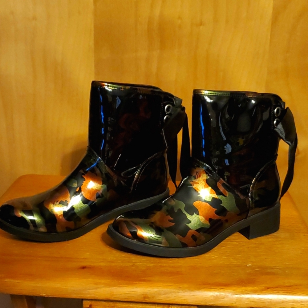 Beautiful patent boots by Beacon Fashion sz 7 black/brown/gold/green NWT/box